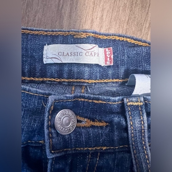 Women's Levi's Classic Capri Jeans - Picture 3 of 4